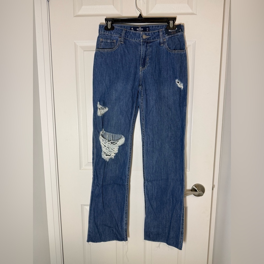 4/$20 Hollister NWT low rise dad jeans with raw hem in medium wash. Size 0